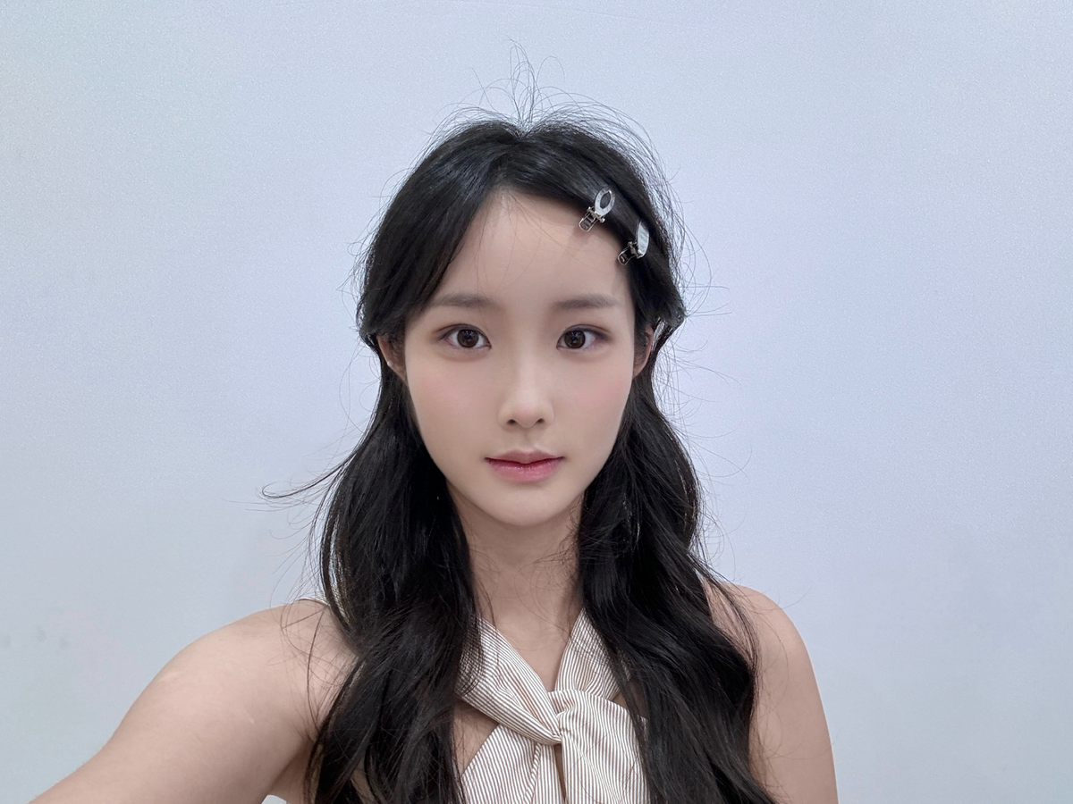 Model before applying OURBELLA multichrome eyeshadow.