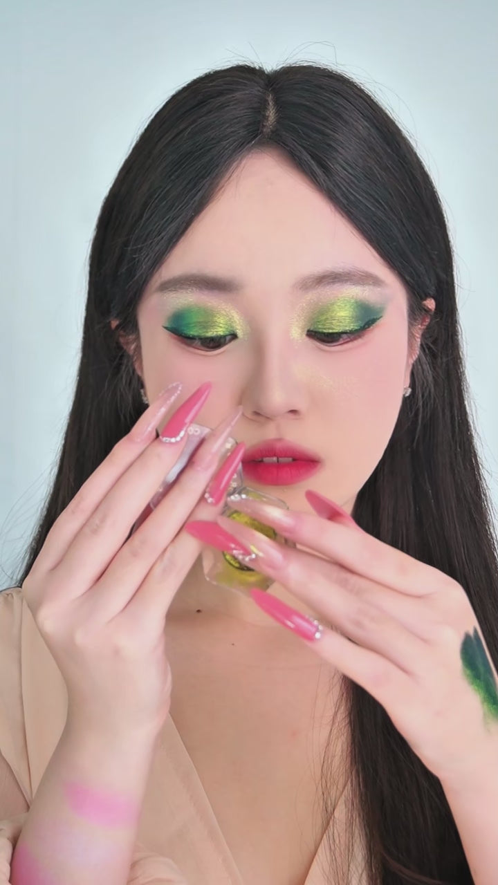 Load video: Dragon Blood - Multichrome Single Eyeshadow